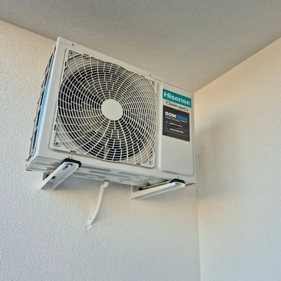 Vanjska jedinica klime Hisense s DomTech naljepnicom nakon montaže