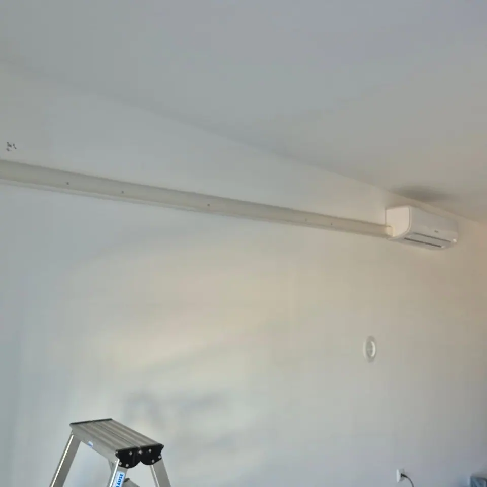 Uredno vođena instalacija klime u kanalici