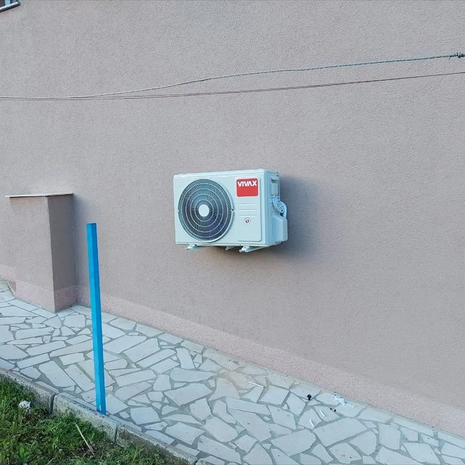 Vanjska jedinica klime VIVAX R design 12 na fasadi kuće